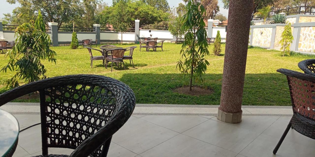 Eka Hoima Hotel Exterior foto